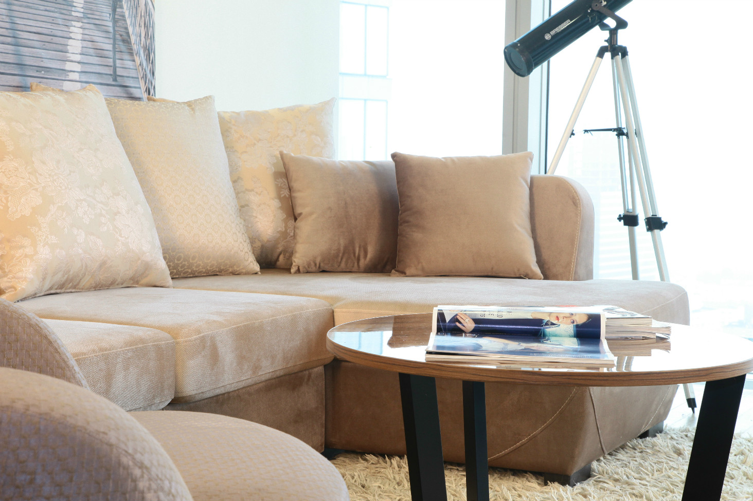 10 способов правильно вписать светлый диван в интерьер 