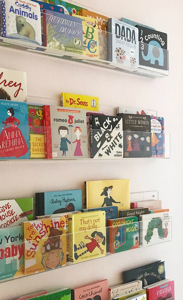 фото идея организация хранение детских книг на дверце шкафа фото