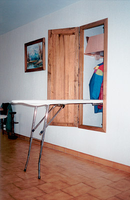 Гладильная доска, встроенная в стенной шкаф