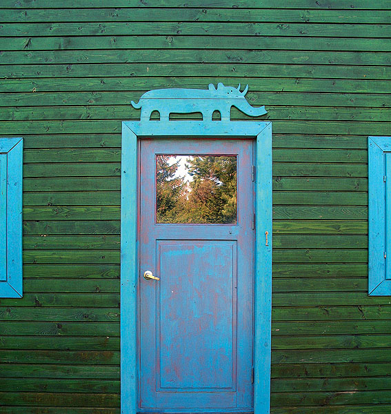 Зеленый дом с голубыми наличниками