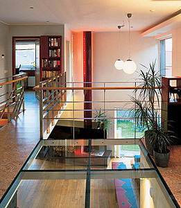 Как сделать стеклянную вставку в полу? (Свой дом №3/2006, стр. 83)