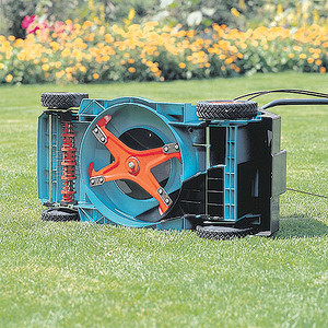 Машины на газоне