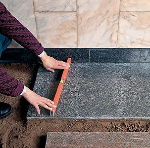 И мрамор, и гранит, и вечности рисунок...