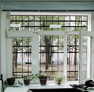 Демонтаж старых и установка новых окон: герметизация, монтаж