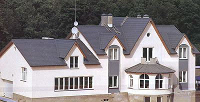 Кровля загородного дома из металлочерепицы: порядок монтажа