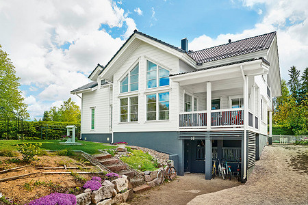 Нетипичное жилье: полутораэтажный загородный коттедж