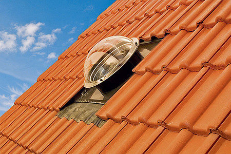 Естественное освещение в комнате без окон точечными фонарями