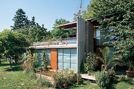 Современный дом, который гармонично вписали в окружающую природу