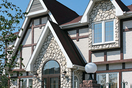 В английском стиле:  имитация бутового камня