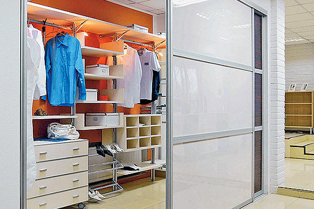 В застеколье