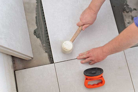 Письма читателей: пол в санузле и мраморные краски