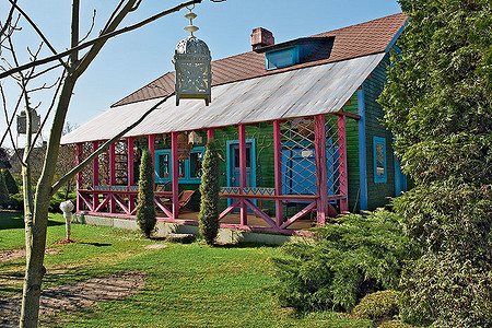 Зеленый дом с голубыми наличниками