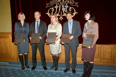 Итог встречи -  4 : 1. Церемония вручения «зеленых» сертификатов