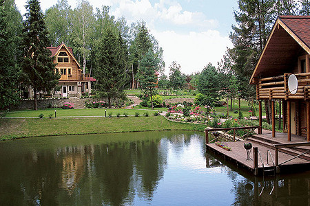 Озеро, цветы и лес