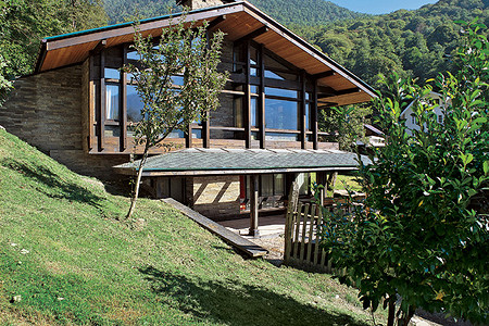 Шале у водопада