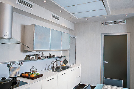 Письма читателей: переобивка кресла, поклейка обоев и другие вопросы