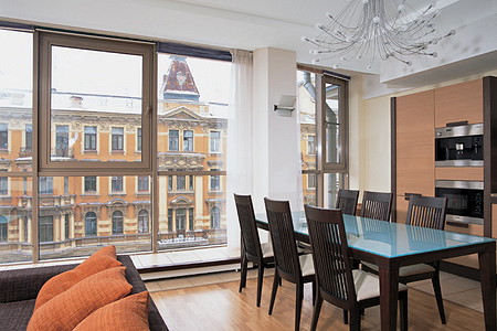 На фоне города