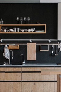 Вместо шкафов: 7 стильных кухонь с открытыми полками