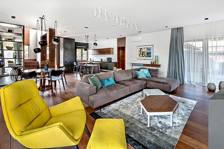 Интерьер двухэтажного дома: натуральные материалы и необычная мебель