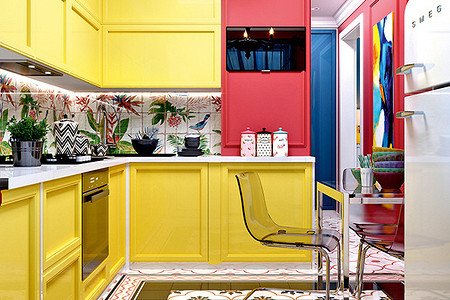 Интерьер для молодой семьи: яркая квартира с тропическими акцентами