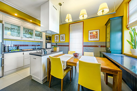 Яркая кухня, на которой всему нашлось место