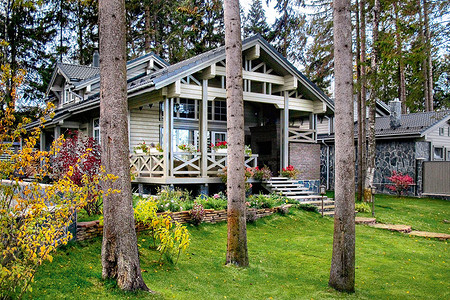 В тандеме: основной дом и гостевой коттедж в едином стиле