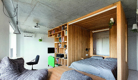 Подиум вместо стен: оригинальная планировка маленькой квартиры