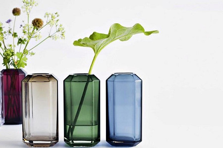 Декоративные вазы из стекла и керамики