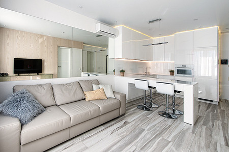 Функциональный интерьер в светлых тонах