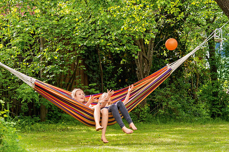 Дорого vs бюджетно: 10 аксессуаров и предметов мебели для дачи