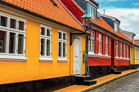 Отделка цоколя: почему стоит выбрать краску?