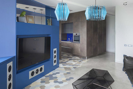 Квартира необычной планировки: дизайн в синих тонах