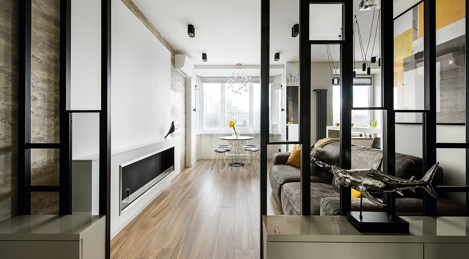 Раскладной диван в гостиной может служить спальным местом. Пол в студии облицован плиткой под дерево ― красиво и практично