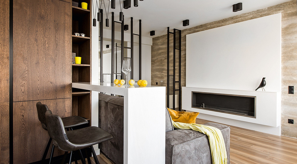 Сценарий освещения во всей квартире сочетает разнообразие локальных мизансцен, дизайн светильников как строгий и неброский, так и очень необычный