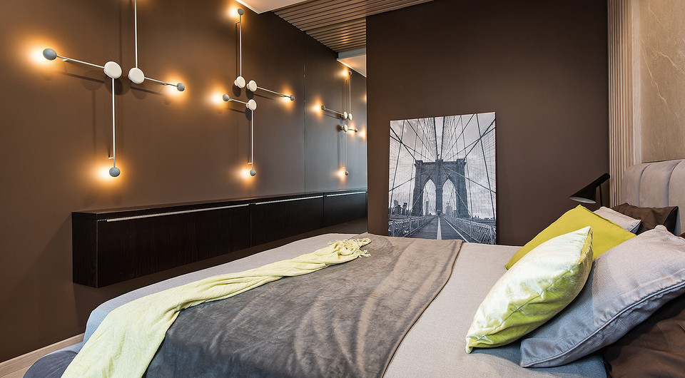 Часть фасада шкафа в спальне оформили зеркалом, и получился ещё один «вход» в иллюзорное пространство: игра отражений позволила оптически увеличить практически все помещения квартиры, но ...