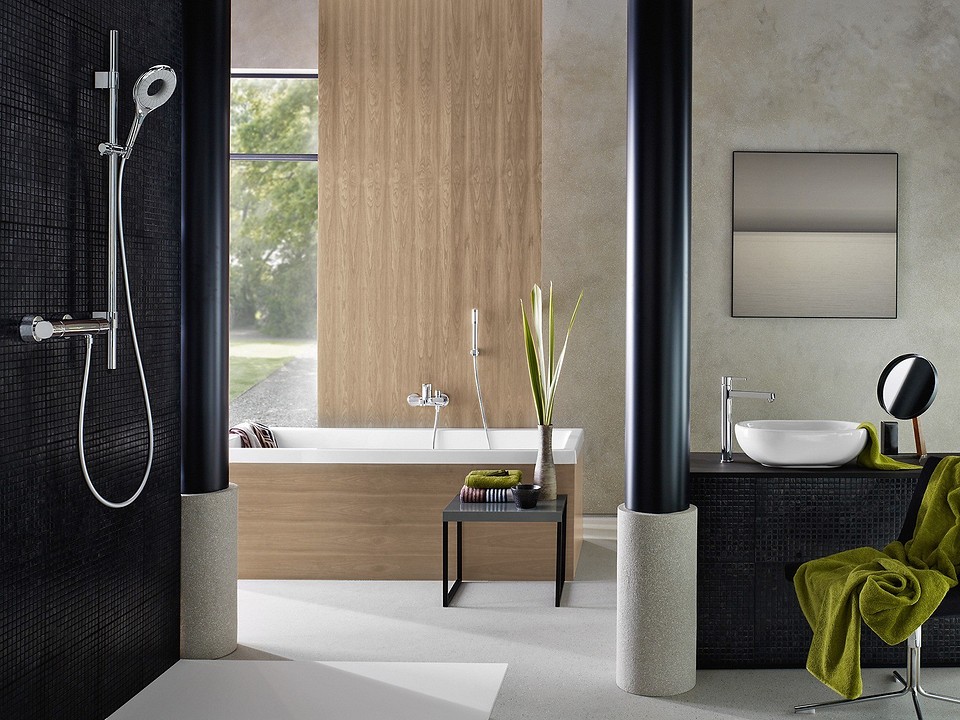 Термостати­ческий смеситель в комплекте душе­вой стойки Grohtherm 3000 Cosmopolitan (монтаж на стену) (от 33 090 руб.).