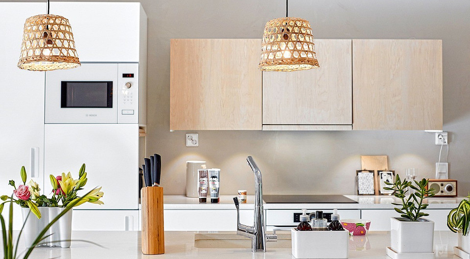 Каждую функциональную зону — кухонный остров, обеденную группу, гостиную — акцентируют подвесные светильники