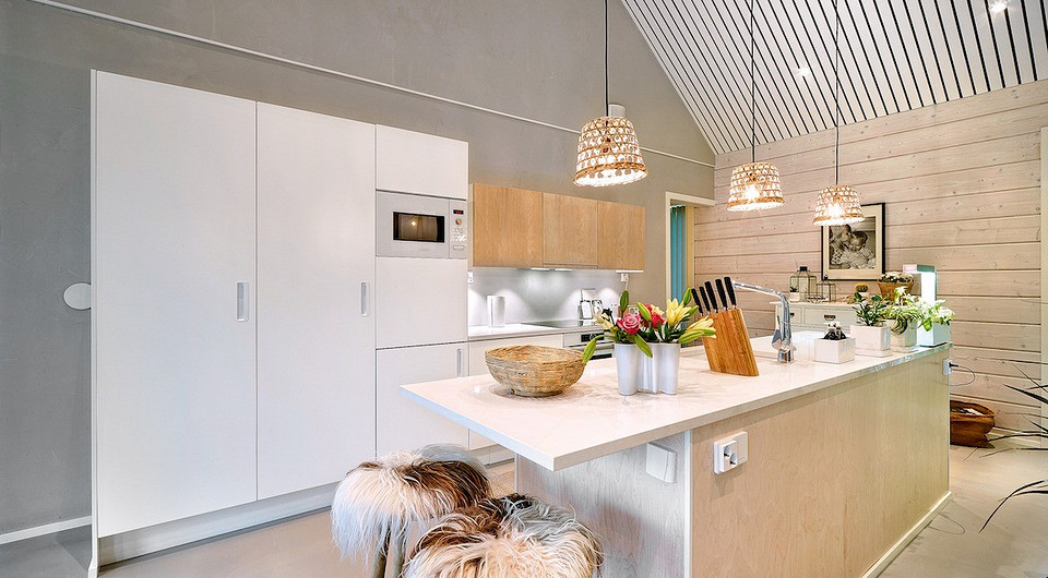 Чтобы повысить практичность кухонного острова, в нём предусмотрели розетки для бытовой техники