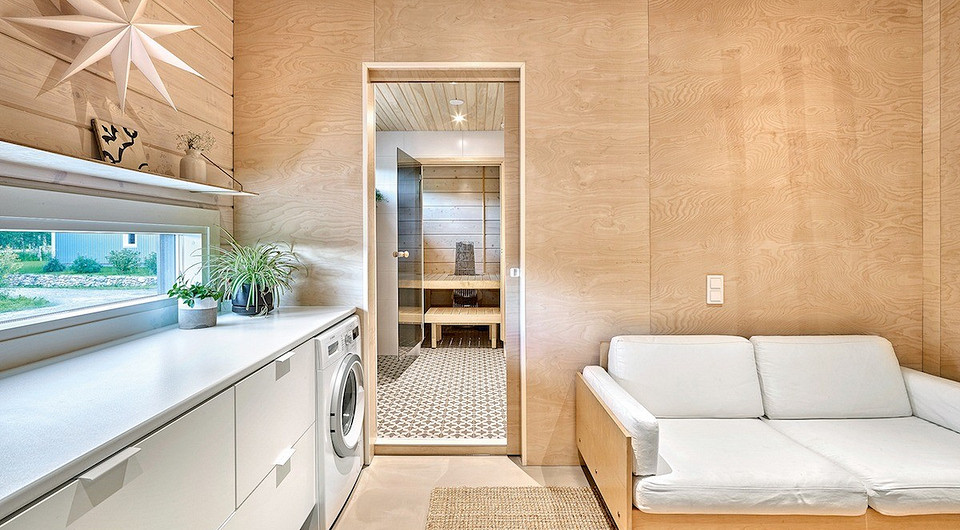 Материалом отделки стен в многофункциональной хозяйственной комнате стала декоративная фанера — эстетически нейтральное и одновременно экологически чистое покрытие