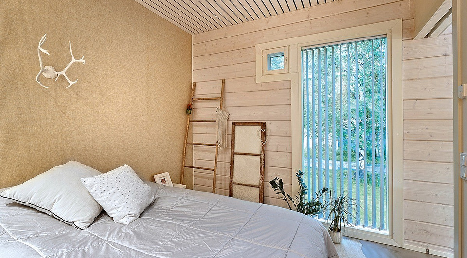 В родительской спальне нет гардеробной или платяного шкафа, система хранения вынесена в недалеко расположенную хозяйственную комнату