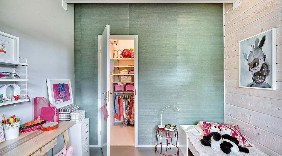 Абсолютно симметричные детские комнаты незначительно различаются оформлением и меблировкой