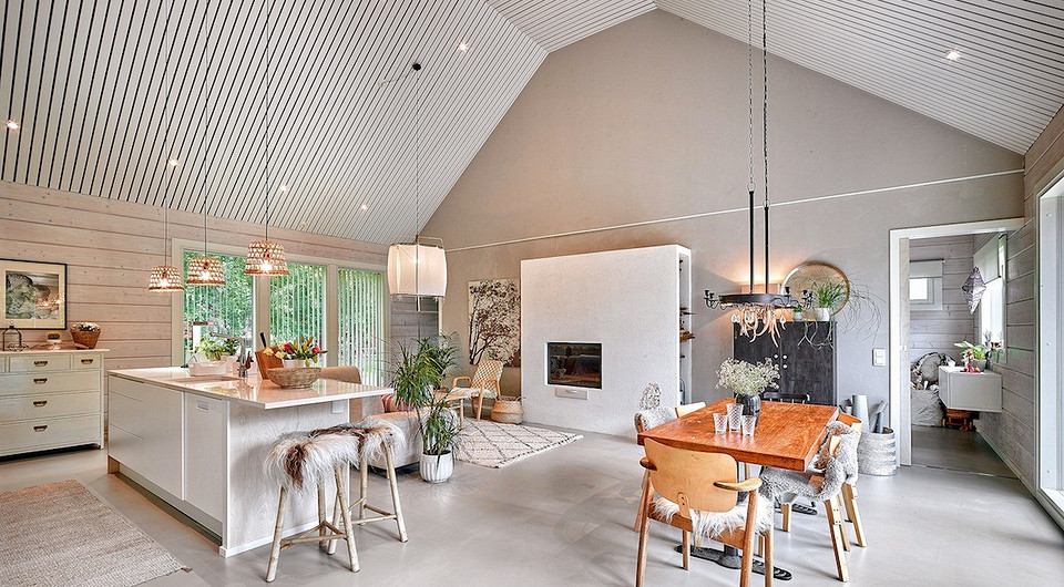 Объёмно-пространственное и конструктивное решение коттеджа не предполагало наличие чердачного помещения. Из-за этого в центральной части постройки, где располагается студийное пространс...