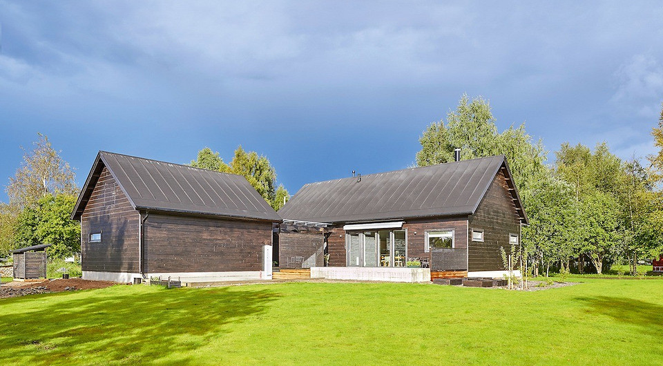 Между похожими внешне жилой и технической постройками организована терраса. Одна её часть используется как летняя столовая, другая — как зона отдыха