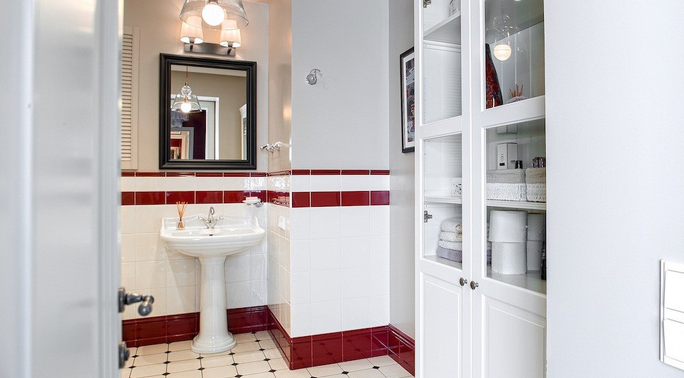 Цветовой лейтмотив входной зоны прослеживается и в гостевом санузле, но лишь в виде нескольких цветных поясков на стенах,  создающих эффект расширения.  Двухчастная структура декора сте...