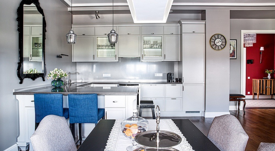 Кухонная композиция оформлена в максимально нейтральном ключе, без привлекающих внимание контрастов, дабы эта часть интерьера была удобна и лишь служила фоном для зоны отдыха и общения