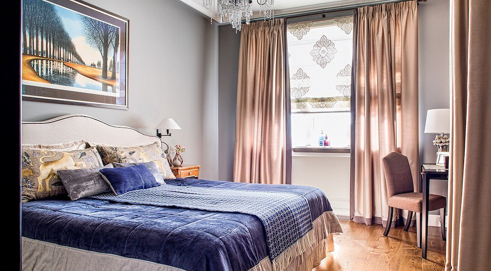 В спальне, как и в кабинете, нет встроенных в потолки светильников, но много источников локального освещения помимо люстр: бра, настольная лампа, торшер. Доминирует спокойная и прохладная...