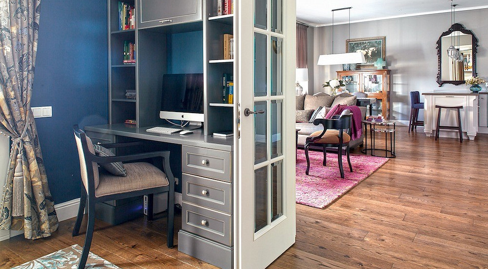 Стены  кабинета окрашены в глубокий синий, в соседних же помещениях они светло-серые, что создаёт эмоциональное разнообразие. В обеденной зоне, строго на оси симметрии анфилады — большое...