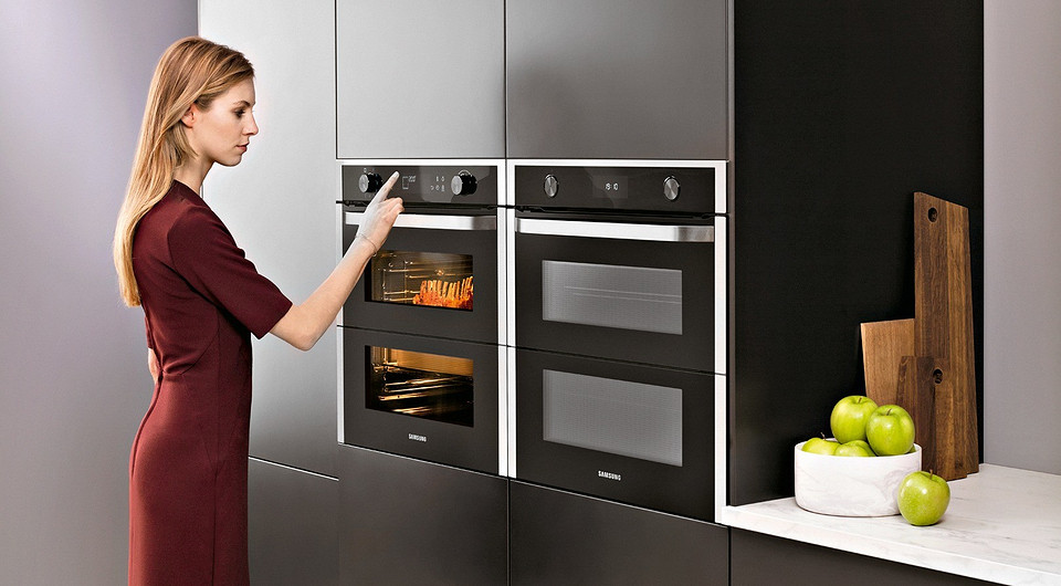 Духовой шкаф Samsung серии Dual Cook с фирменной двустворчатой дверцей