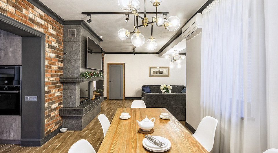 Визуальное разнообразие в лаконичное оформление лофта вносят графичные линии: тёмные карнизы и молдинги, наличники, которые для усиления эффекта отличаются по цвету от окраски дверей, тру...