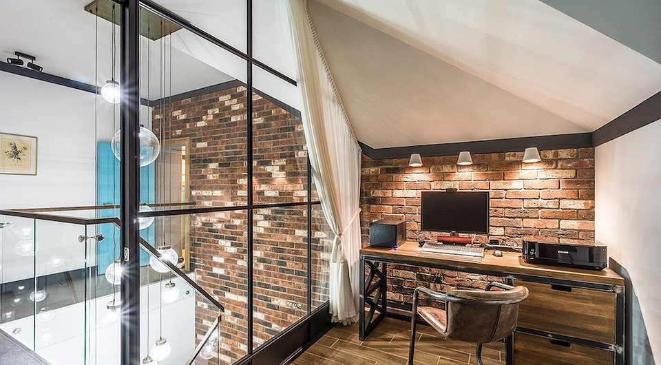 Под низкими скатами кровли нашёл приют компактный рабочий кабинет хозяйки. Стеклянную перегородку для дополнительного уединения можно завесить драпировками. Тема графики получила продолже...